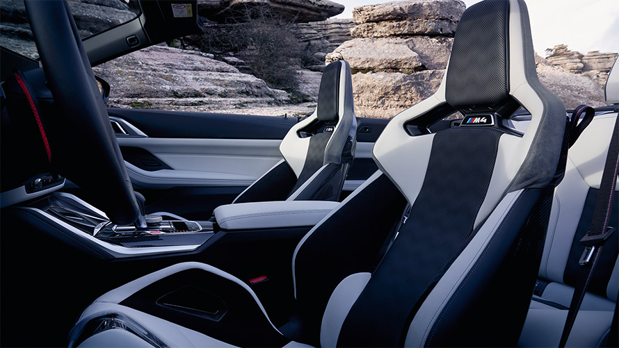 Sedili avvolgenti M Carbon BMW M4 Competition Cabrio con M xDrive G83 2021 abitacolo con capote aperta BMW M4 Competition Cabrio con M xDrive G83 2021 M Carbon sedili avvolgenti interni con capote aperta