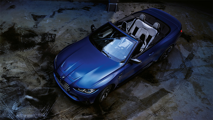 BMW M4 Competition Cabrio con M xDrive G83 2021 BMW Individual Frozen Portimao Blue metallizzato con prospettiva a volo di uccello e capote aperta BMW M4 Competition Cabrio con M xDrive G83 2021 BMW Individual Frozen Portimao Blue metallizzato con prospettiva a volo di uccello e capote aperta