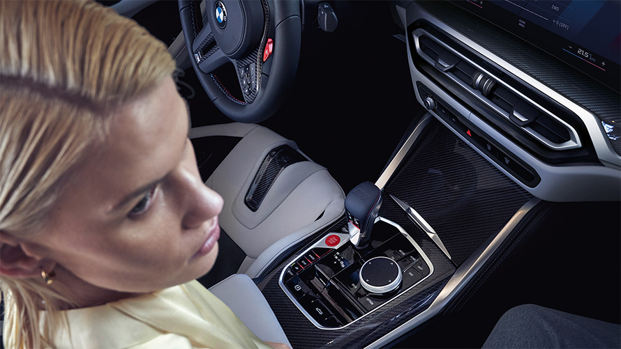 BMW M4 Competition Cabrio con M xDrive G83 Interni 2021 consolle centrale BMW M4 Competition Cabrio con M xDrive G83 2021 consolle centrale e donna sul sedile del passeggero