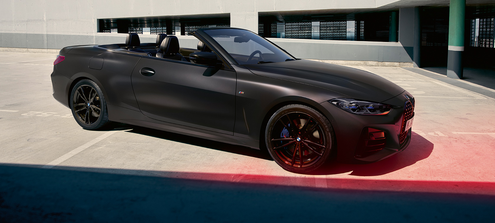 Vista laterale a tre quarti della BMW M440i xDrive Cabrio G23 2020 BMW M440i xDrive Cabrio G23 2020 BMW Individual Frozen Deep Grey metallizzato vista laterale a tre quarti