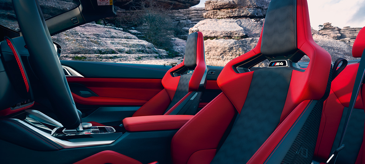 Rivestimenti interni in pelle Merino full BMW Individual Fiona Red/Black BMW M4 Competition Cabrio con M xDrive G83 2021 Rivestimenti interni in pelle Merino full BMW Individual Fiona Red/Black BMW M4 Competition Cabrio con M xDrive G83 2021 interni, vista laterale con capote in stoffa aperta