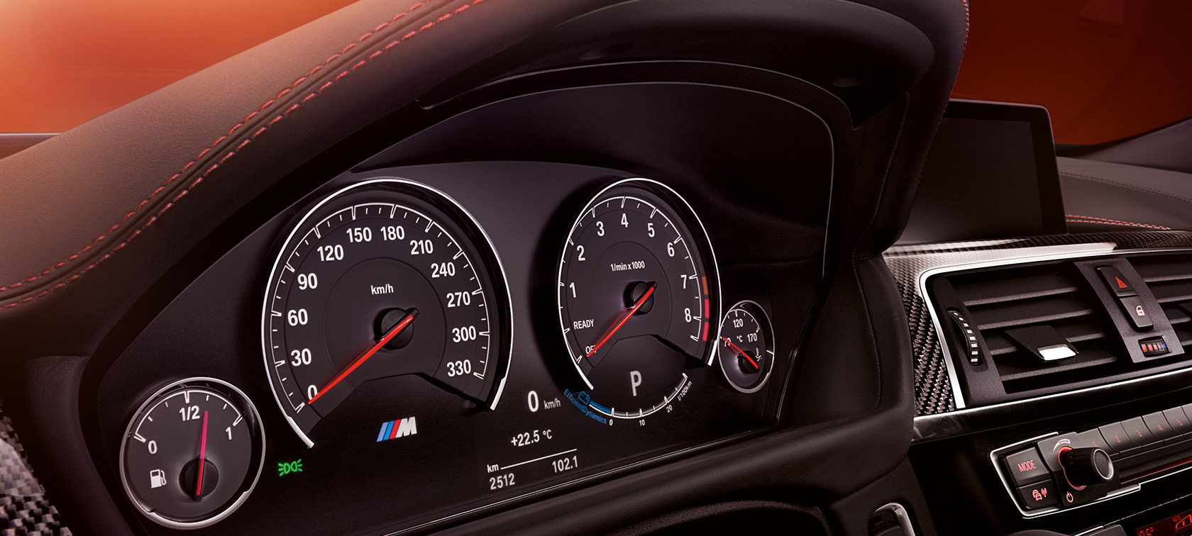 BMW M4 Coupe: dettaglio cruscotto con contagiri e contachilometri BMW M4 Coupe: dettaglio cruscotto con contagiri e contachilometri