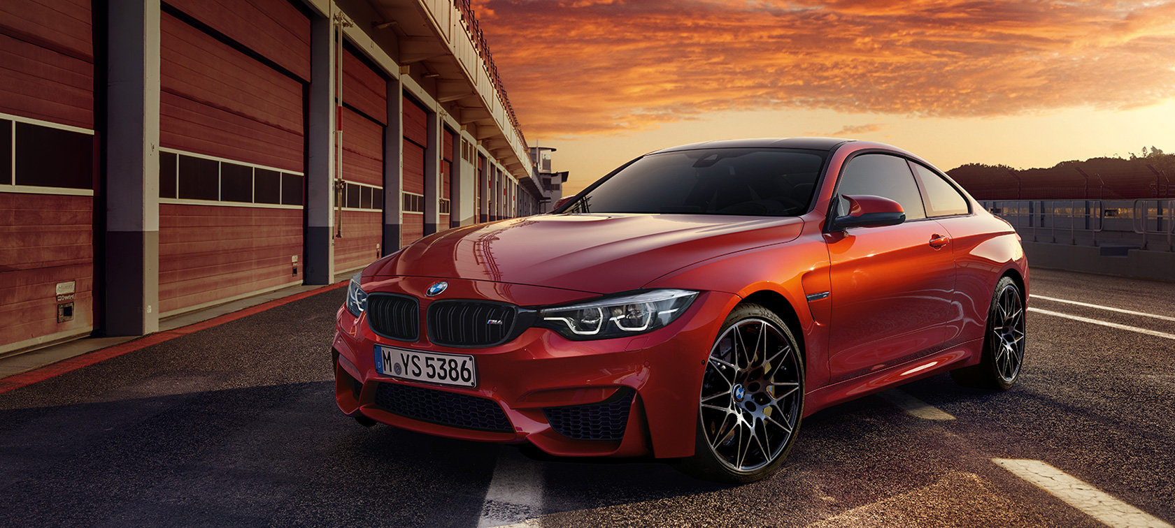BMW M4 Coupe rossa: visione anteriore e laterale sinistra BMW M4 Coupe rossa: visione anteriore e laterale sinistra