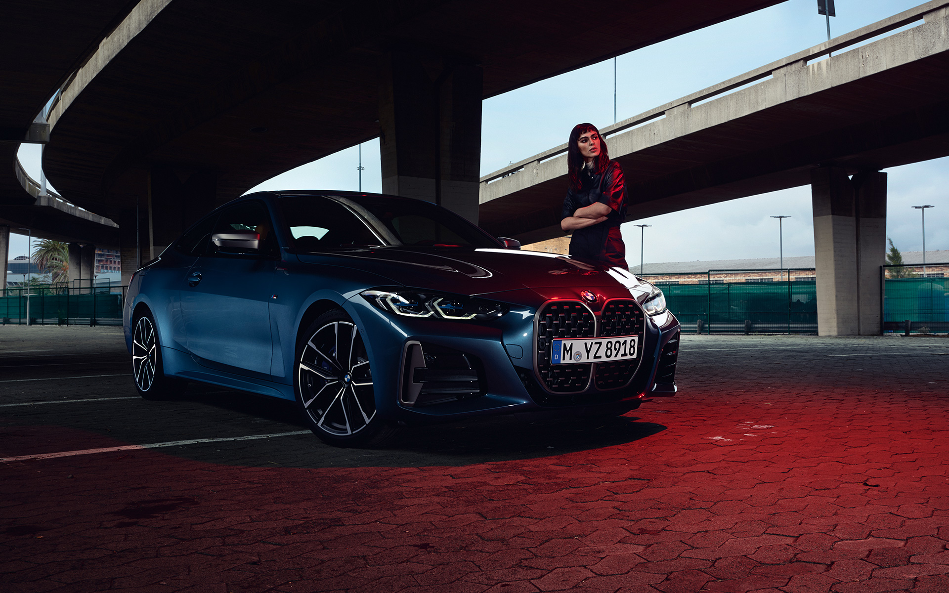BMW M440i xDrive Coupé G22 2020 G82 2020 Arctic Race Blue metallizzato Vista anteriore a tre quarti con modella