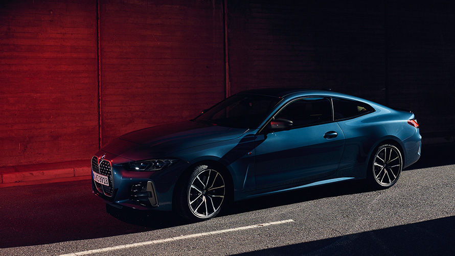 BMW M440i xDrive Coupé G22 2020 Arctic Race Blue metallizzato Vista anteriore a tre quarti in movimento