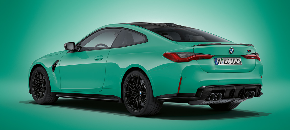 Vista posteriore a tre quarti da ferma della BMW M4 Coupé BMW Individual Mint metallizzato G82 2021 Vista posteriore a tre quarti da ferma della BMW M4 Coupé BMW Individual Mint metallizzato G82 2021
