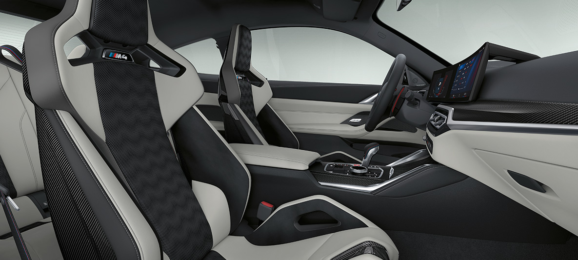 Rivestimenti interni in pelle Merino full BMW Individual Silverstone/Black BMW M4 Coupé 2021 G82 Abitacolo Cockpit nell’abitacolo con rivestimenti interni in pelle Merino full BMW Individual Silverstone/Black della BMW M4 Coupé G82 2021