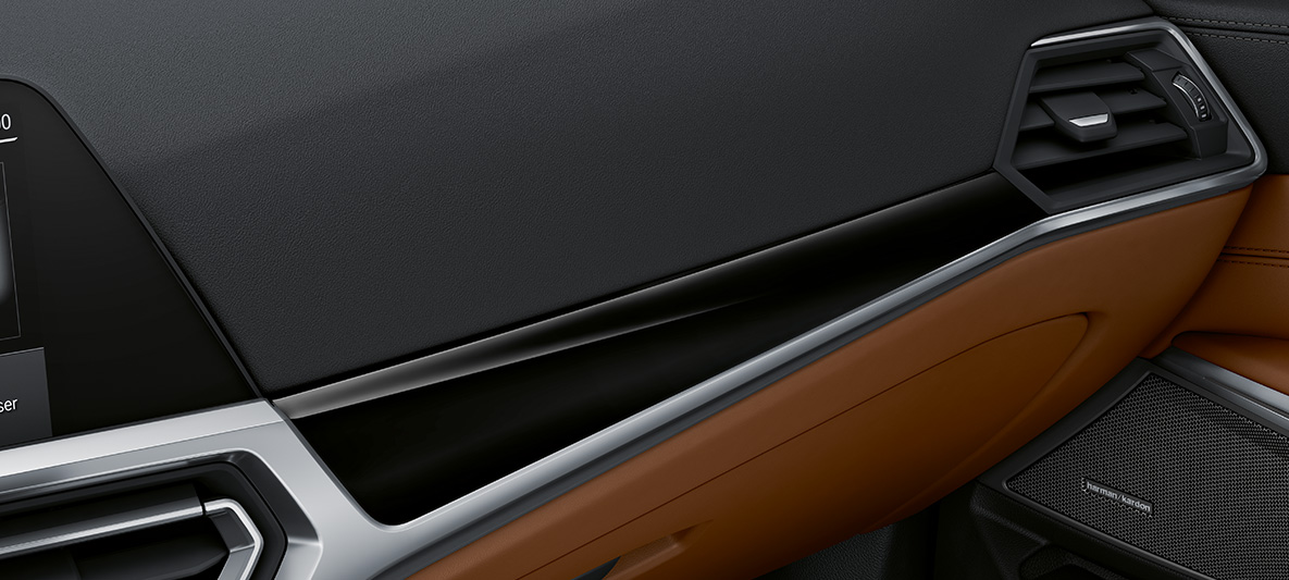 Modanature interne BMW Individual in Piano Black BMW M4 Coupé 2020 G82 Abitacolo Modanature interne BMW Individual in Piano Black con profili in Pearl Gloss cromato della BMW M4 Coupé Individual G82 2020 Abitacolo