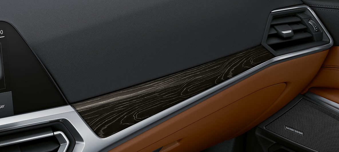 Modanature interne BMW Individual in legno pregiato della BMW M4 Coupé 2020 G82 Abitacolo Modanature interne BMW Individual in legno pregiato Fineline Black effetto Silver a pori aperti della BMW M4 Coupé Individual G82 2020 Abitacolo