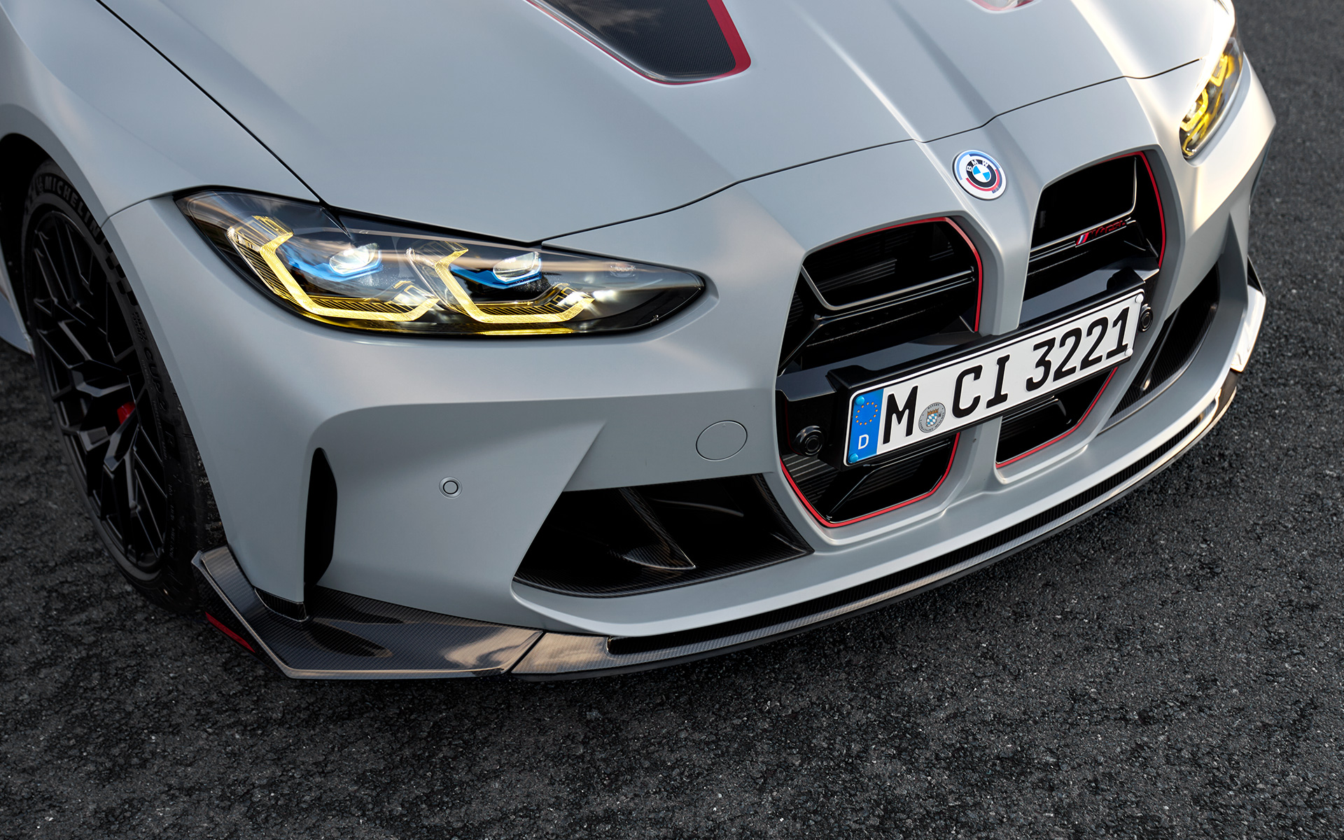 Splitter anteriore M Carbon della BMW M4 CSL G82 Primo piano della vista anteriore con splitter anteriore M Carbon della BMW M4 CSL G82 BMW con vernice esclusiva BMW Individual Frozen Brooklyn Grey metallizzato