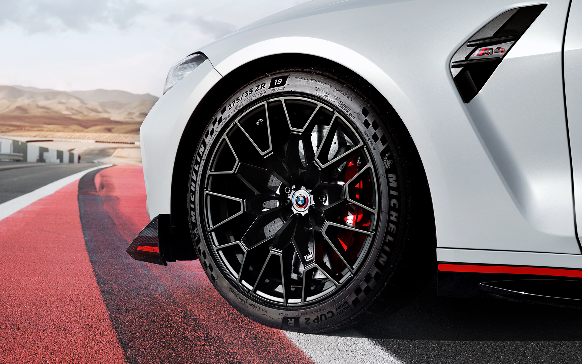 Freni carboceramici M in rosso lucido della BMW M4 CSL G82 Freni carboceramici M in rosso lucido con ruota in struttura leggera M Carbon della BMW M4 CSL G82 con vernice esclusiva BMW Individual Frozen Brooklyn Grey metallizzato