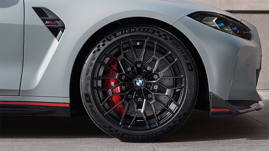 Pneumatici Ultra Track esclusivi per la versione CSL con cerchi in struttura leggera della BMW M4 CSL G82 Pneumatici Ultra Track esclusivi per la versione CSL con cerchi in struttura leggera della BMW M4 CSL G82 con vernice esclusiva BMW Individual Frozen Brooklyn Grey metallizzato