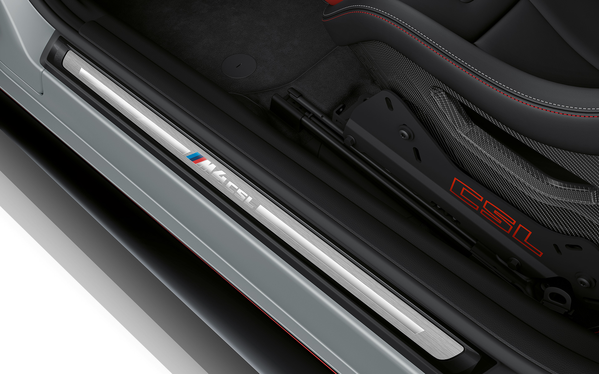 Scritta specifica per la versione CSL e listelli battitacco battitacco con pellicole della BMW M4 CSL G82 Scritta specifica per la versione CSL e listelli battitacco battitacco con pellicole della BMW M4 CSL G82 con vernice esclusiva BMW Individual Frozen Brooklyn Grey metallizzato