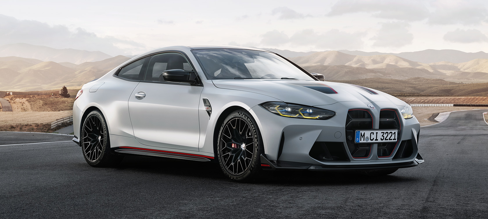 Vista anteriore a tre quarti della BMW M4 CSL G82 Vista anteriore a tre quarti della BMW M4 CSL G82 BMW con vernice esclusiva BMW Individual Frozen Brooklyn Grey metallizzato