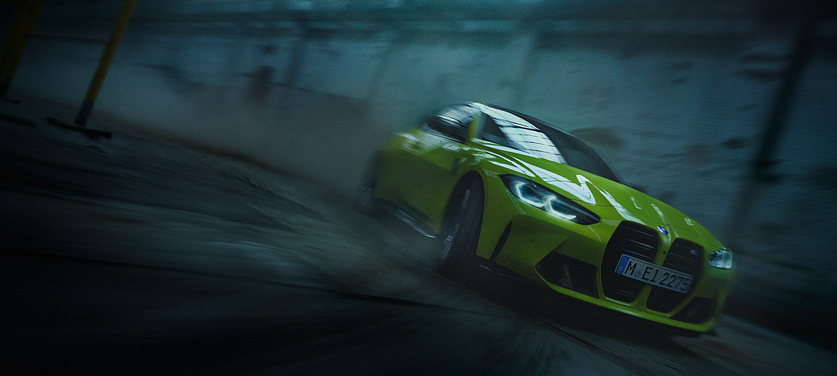 Vista anteriore a tre quarti in movimento della BMW M4 CSL G82 con vernice esclusiva BMW Individual Frozen Brooklyn Grey metallizzato in movimento