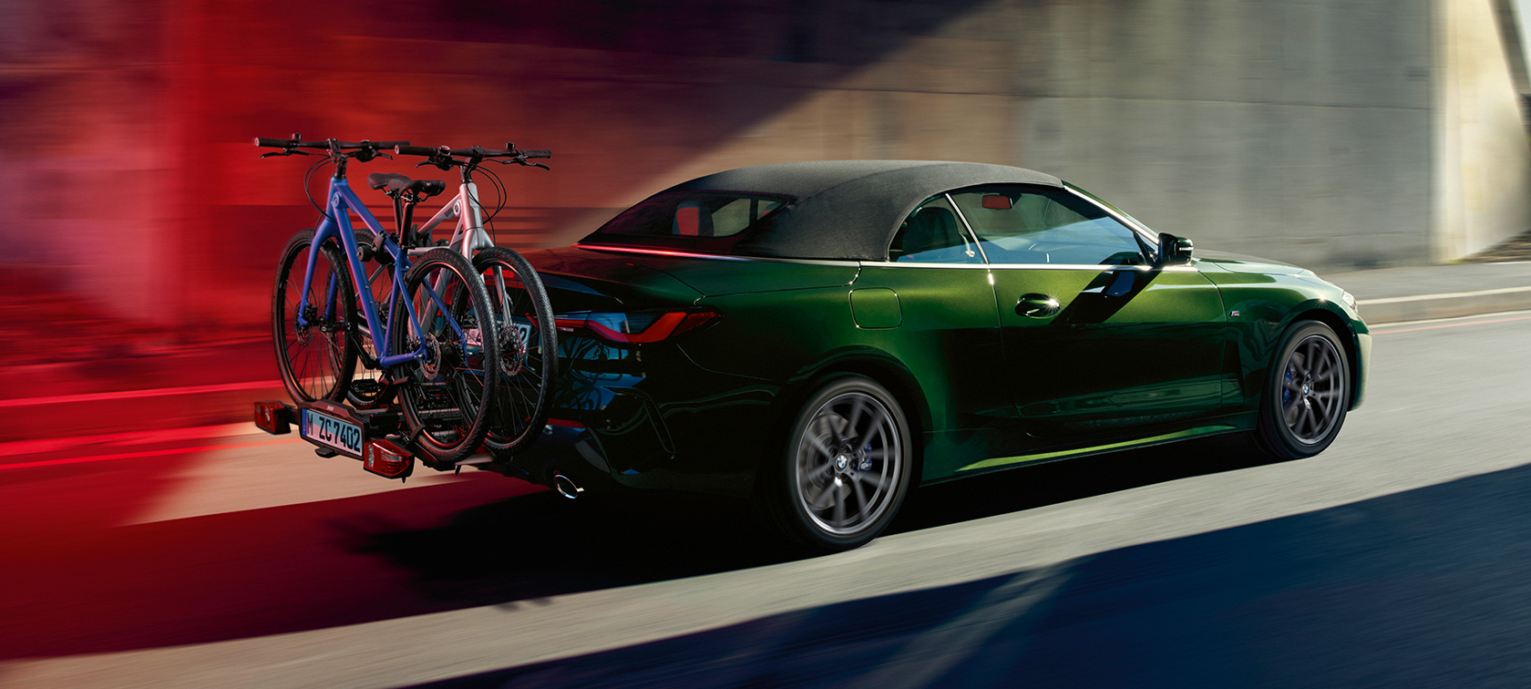 Vista posteriore a tre quarti con portabici posteriori Pro 2.0 BMW della BMW Serie 4 Cabrio G23 2020 BMW Serie 4 Cabrio G23 2020 Sanremo Green metallizzato Vista posteriore a tre quarti Portabici posteriore BMW Pro 2.0.