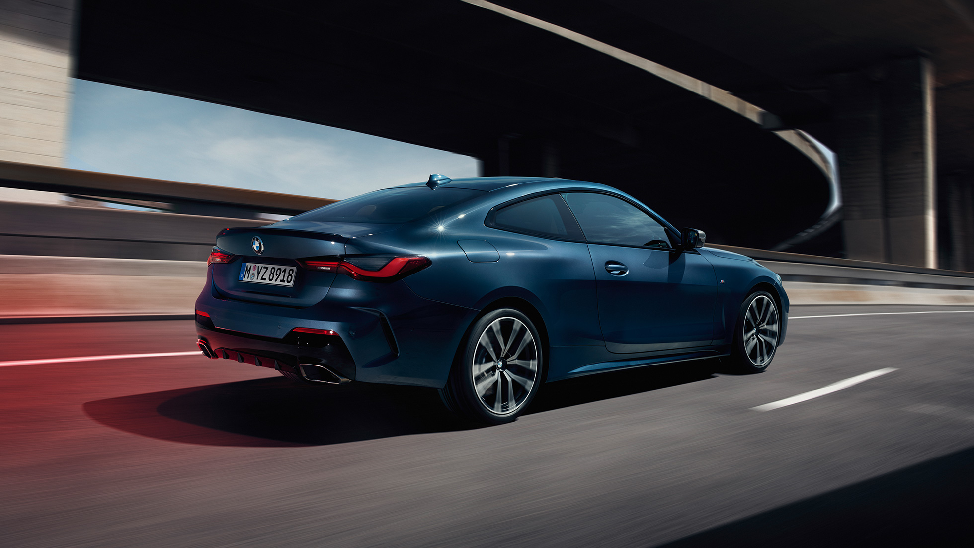 Vista posteriore a tre quarti della BMW M440i xDrive Coupé G22 2020 BMW M440i xDrive Coupé Arctic Race Blue metallizzato G22 2020 vista laterale a tre quarti