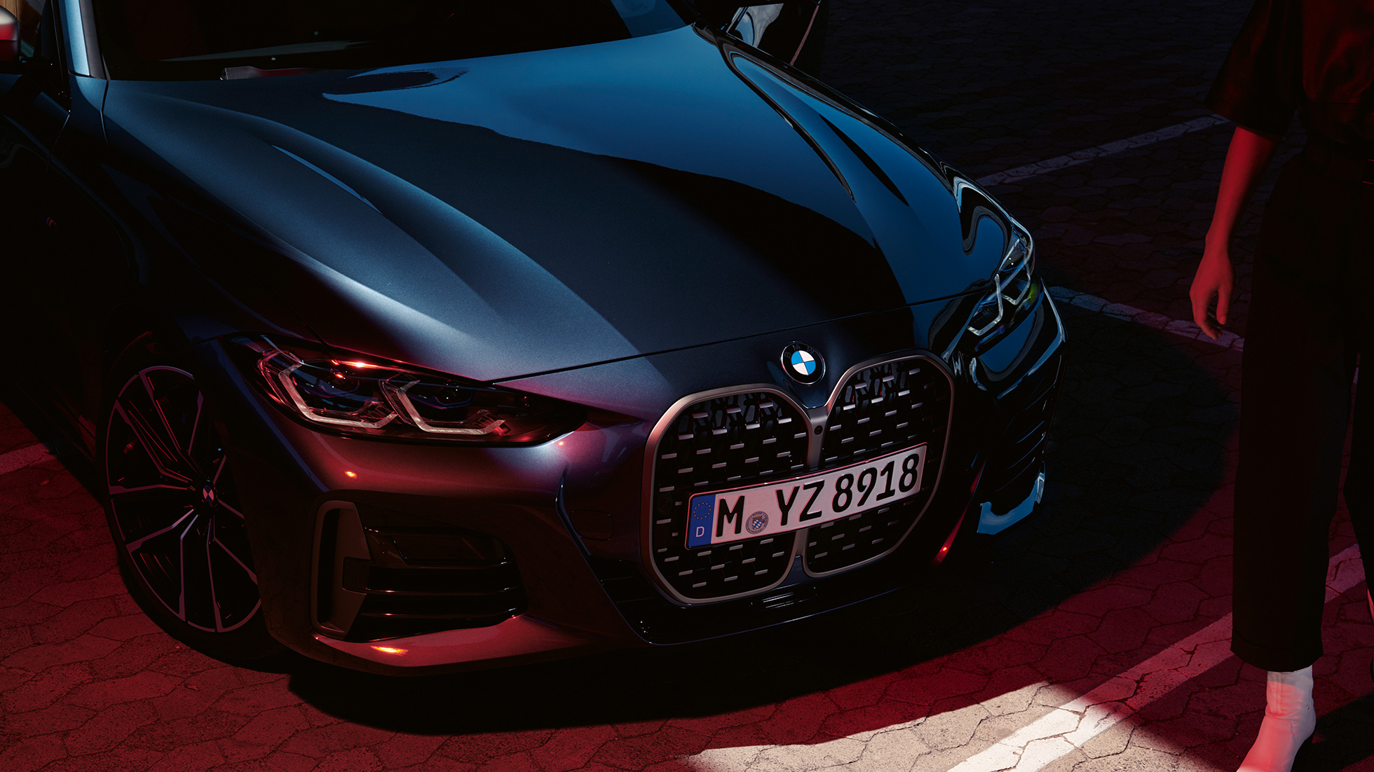Calandra a doppio rene BMW della BMW M440i xDrive Coupé G22 2020 BMW M440i xDrive Coupé Arctic Race Blue metallizzato G22 2020 vista anteriore a tre quarti della calandra a doppio rene BMW