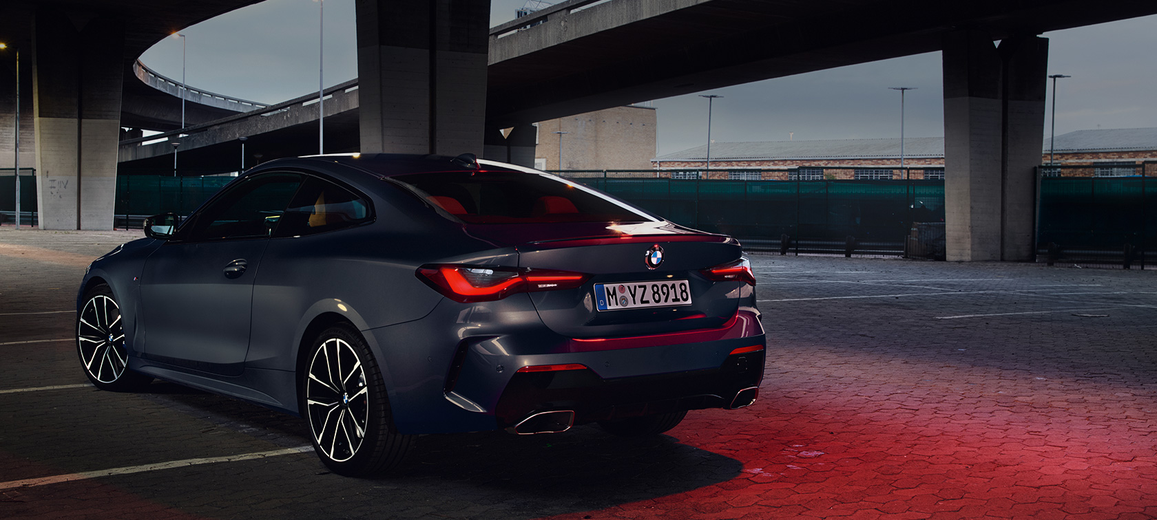 Vista posteriore a tre quarti della BMW M440i xDrive Coupé G22 2020 BMW M440i xDrive Coupé Dravit Grey metallizzato G22 2020 vista posteriore a tre quarti