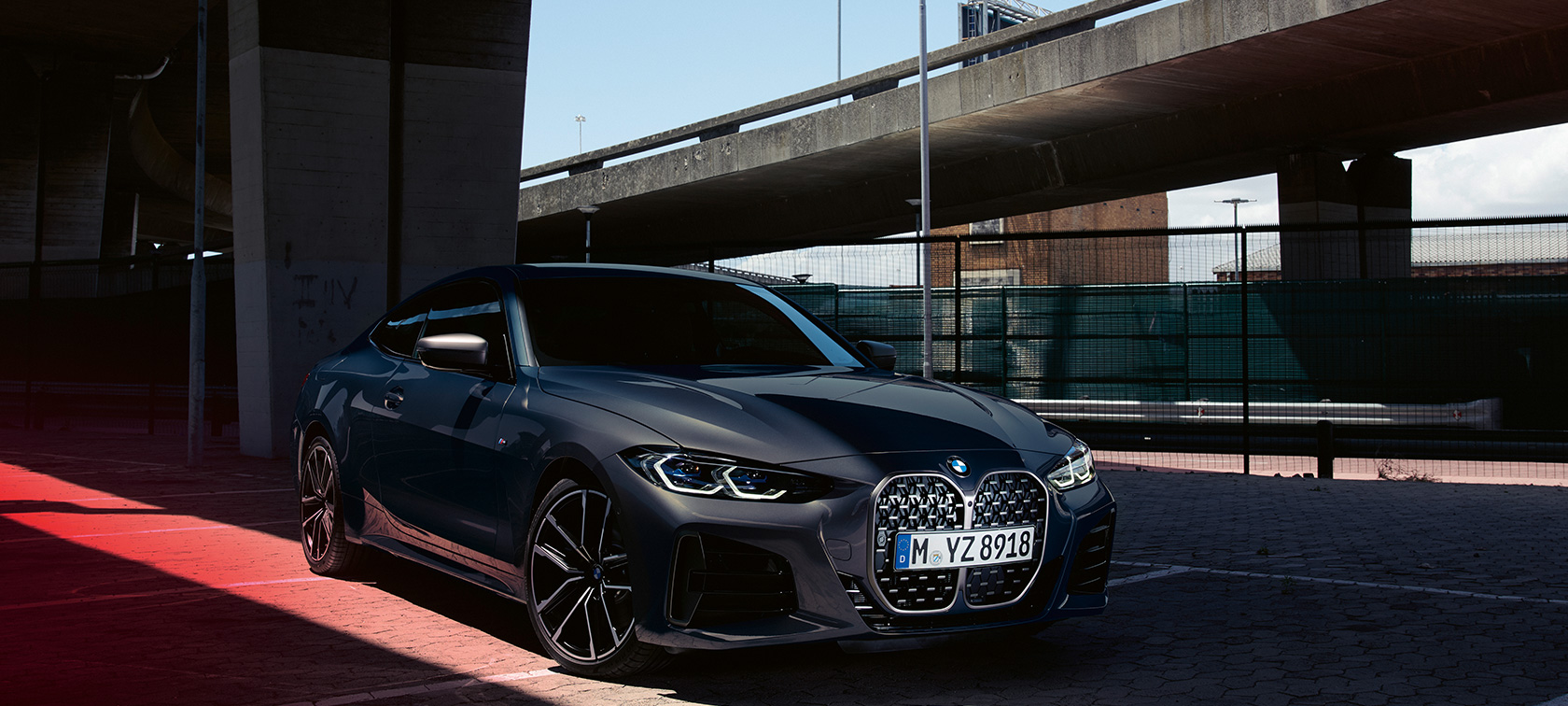 Vista laterale a tre quarti della BMW M440i xDrive Coupé G22 2020 BMW M440i xDrive Coupé Dravit Grey metallizzato G22 2020 vista laterale a tre quarti