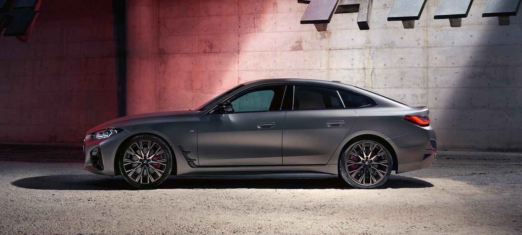 BMW M440i xDrive Gran Coupé G26 2021 Vista laterale BMW M440i xDrive Gran Coupé G26 2021 BMW Individual Frozen Pure Grey metallizzato Vista laterale da ferma