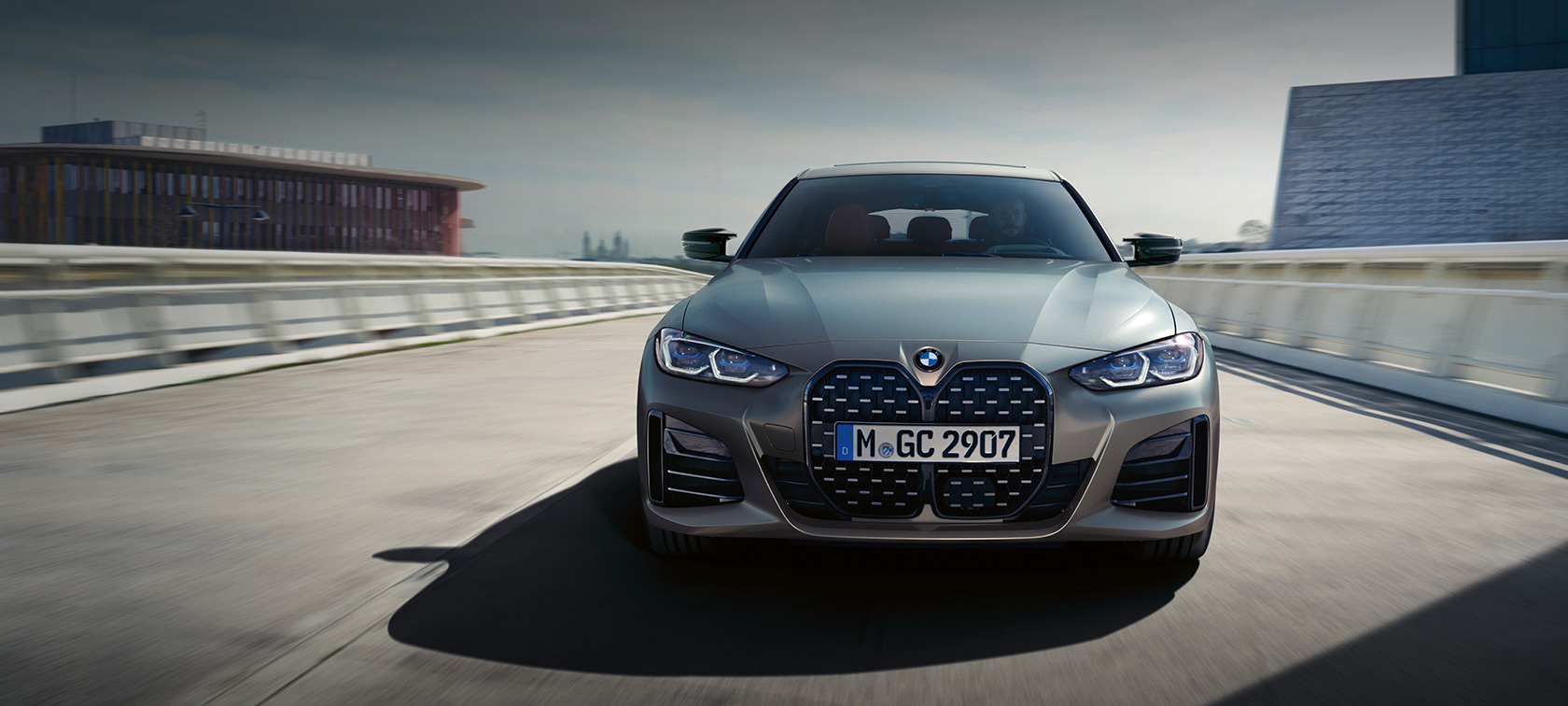BMW M440i xDrive Gran Coupé G26 2021 BMW Individual Frozen Pure Grey metallizzato Vista anteriore