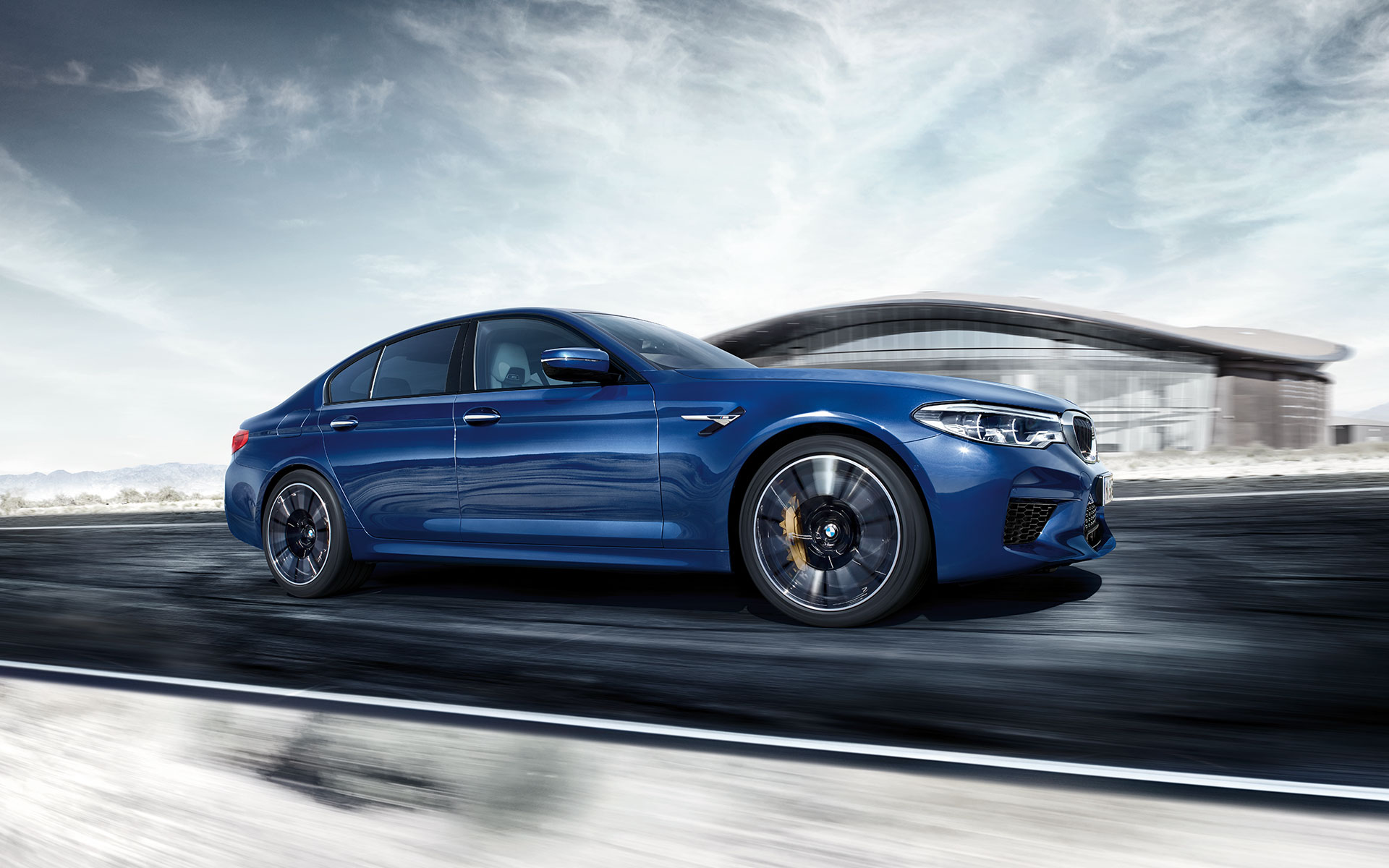 BMW M5 Sedan blu: visione laterale destra e dettagli sportello BMW M5 Sedan blu: visione laterale destra e dettagli sportello