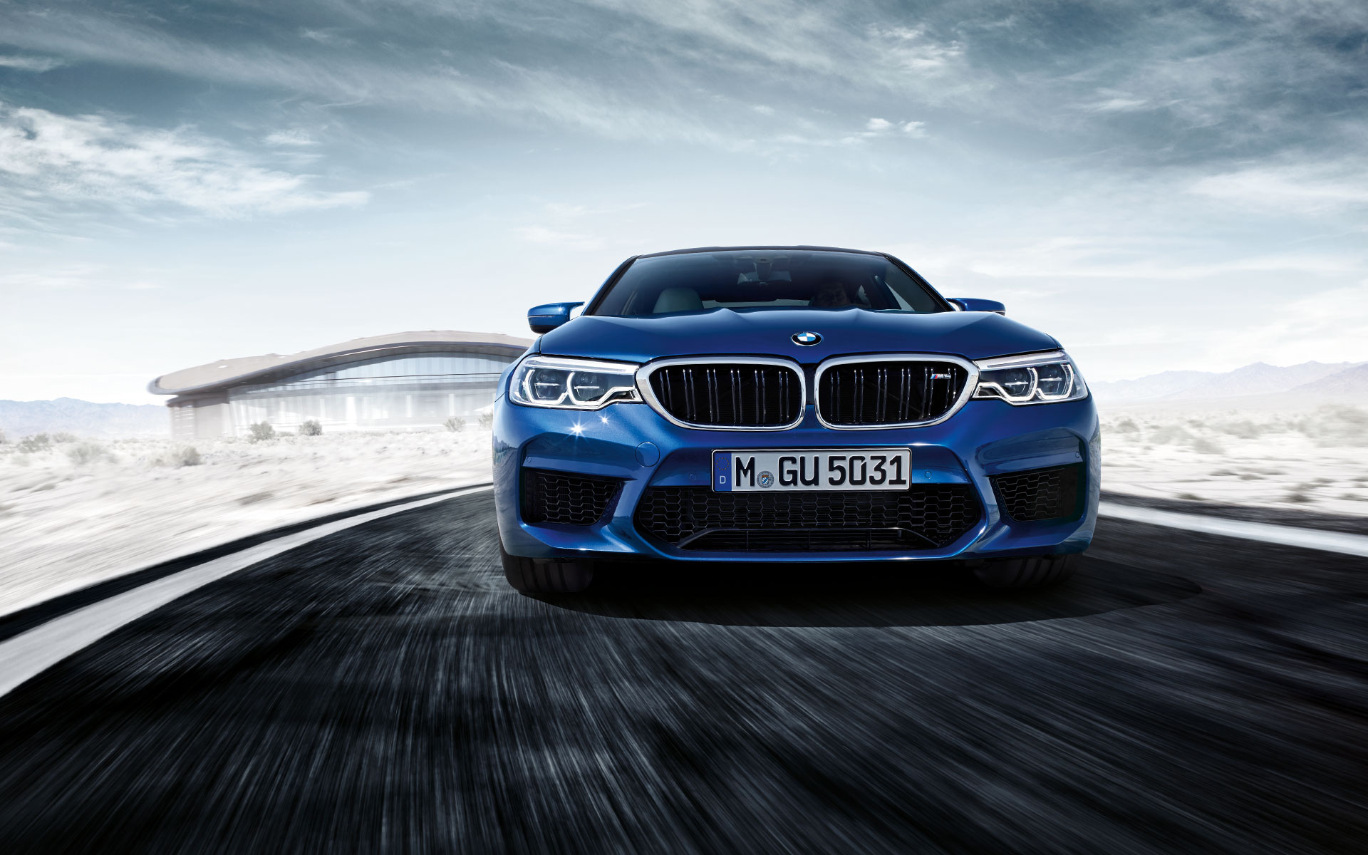 BMW M5 Berlina blu: visione anteriore con dettaglio prese d'aria BMW M5 Berlina blu: visione anteriore con dettaglio prese d'aria