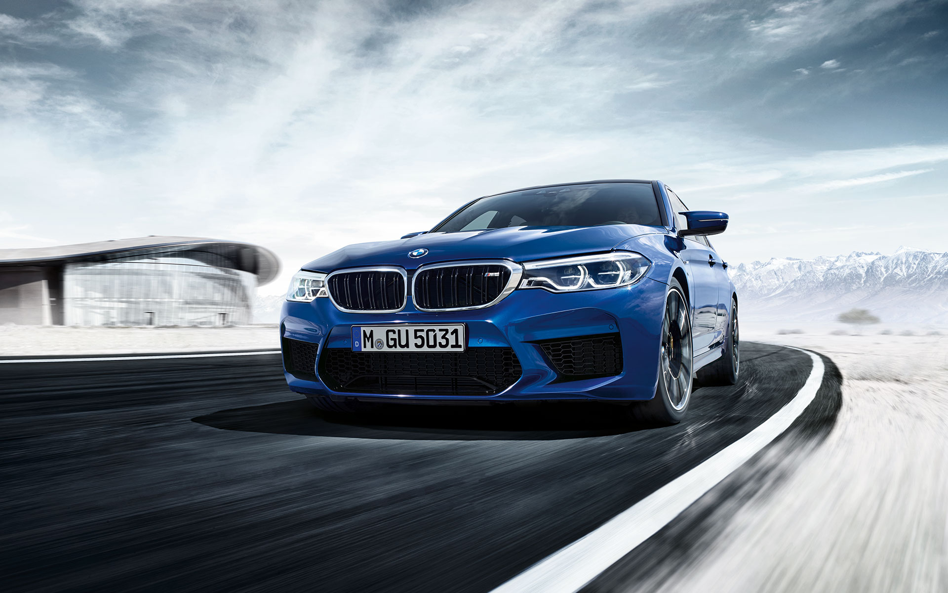 BMW M5 Berlina blu: visione anteriore BMW M5 Berlina blu: visione anteriore