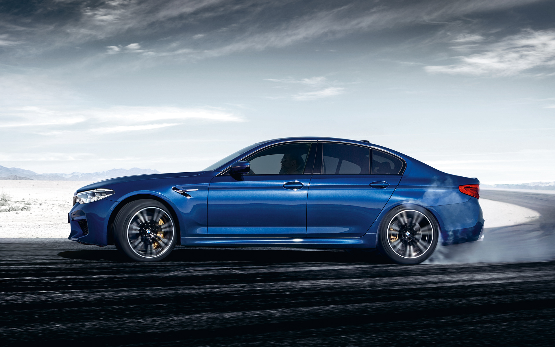 BMW M5 Sedan blu: visione laterale sinistra e dettagli sportello BMW M5 Sedan blu: visione laterale sinistra e dettagli sportello