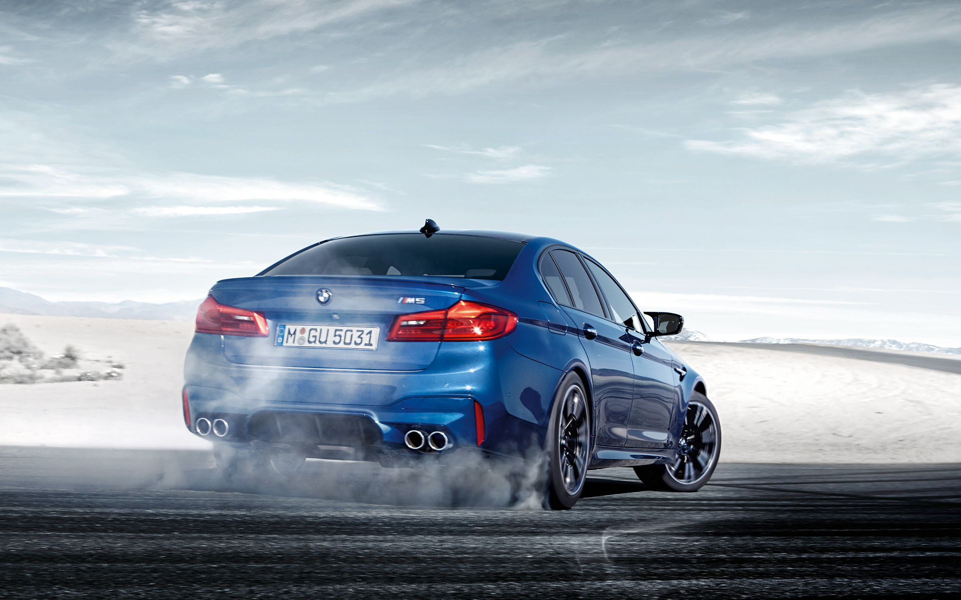 BMW M5 Sedan blu sgomma e lascia il segno su qualunque tipo di terreno BMW M5 Sedan blu sgomma e lascia il segno su qualunque tipo di terreno