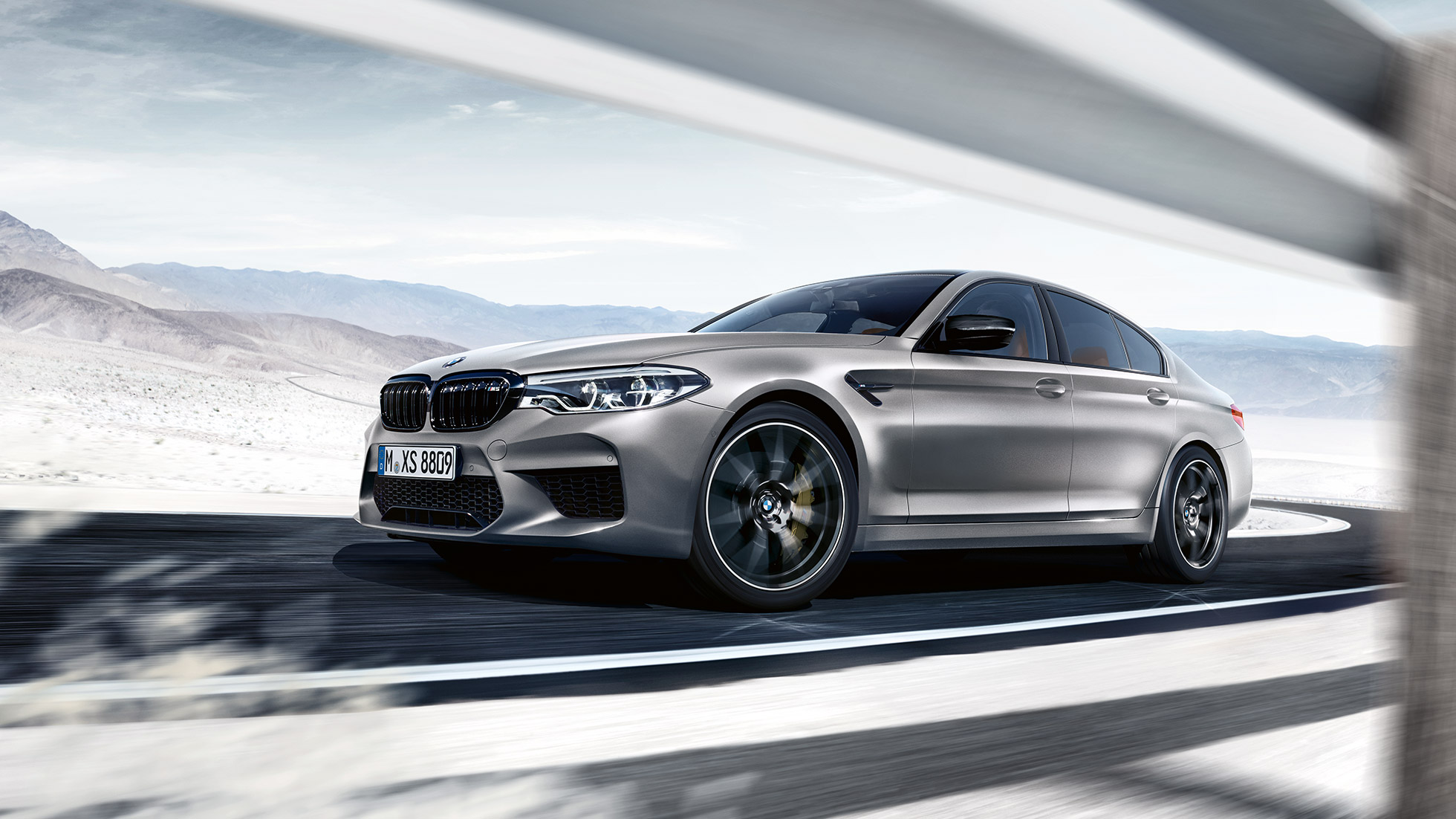 M xDrive. BMW M5 Competition vista anteriore a tre quarti in movimento.