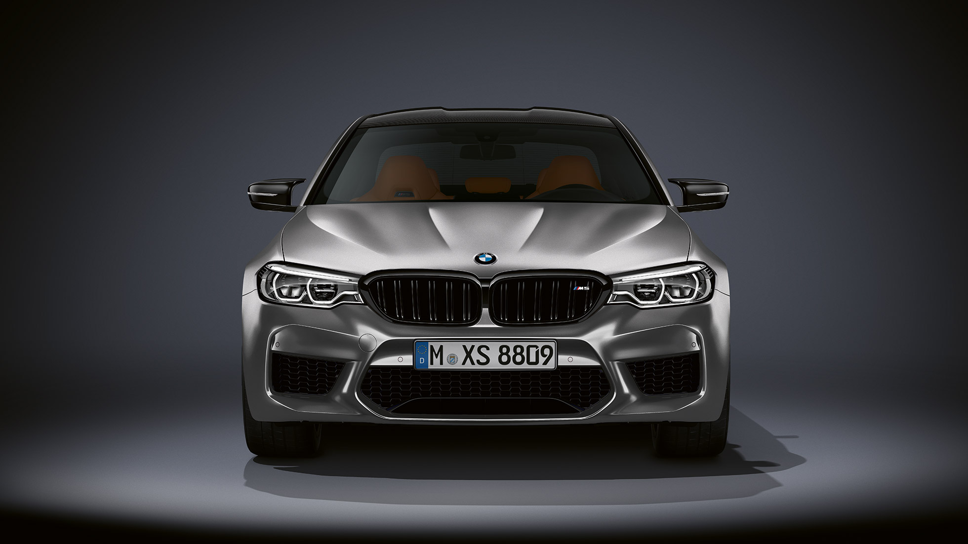 Design M. Ripresa anteriore della BMW M5 Competition.