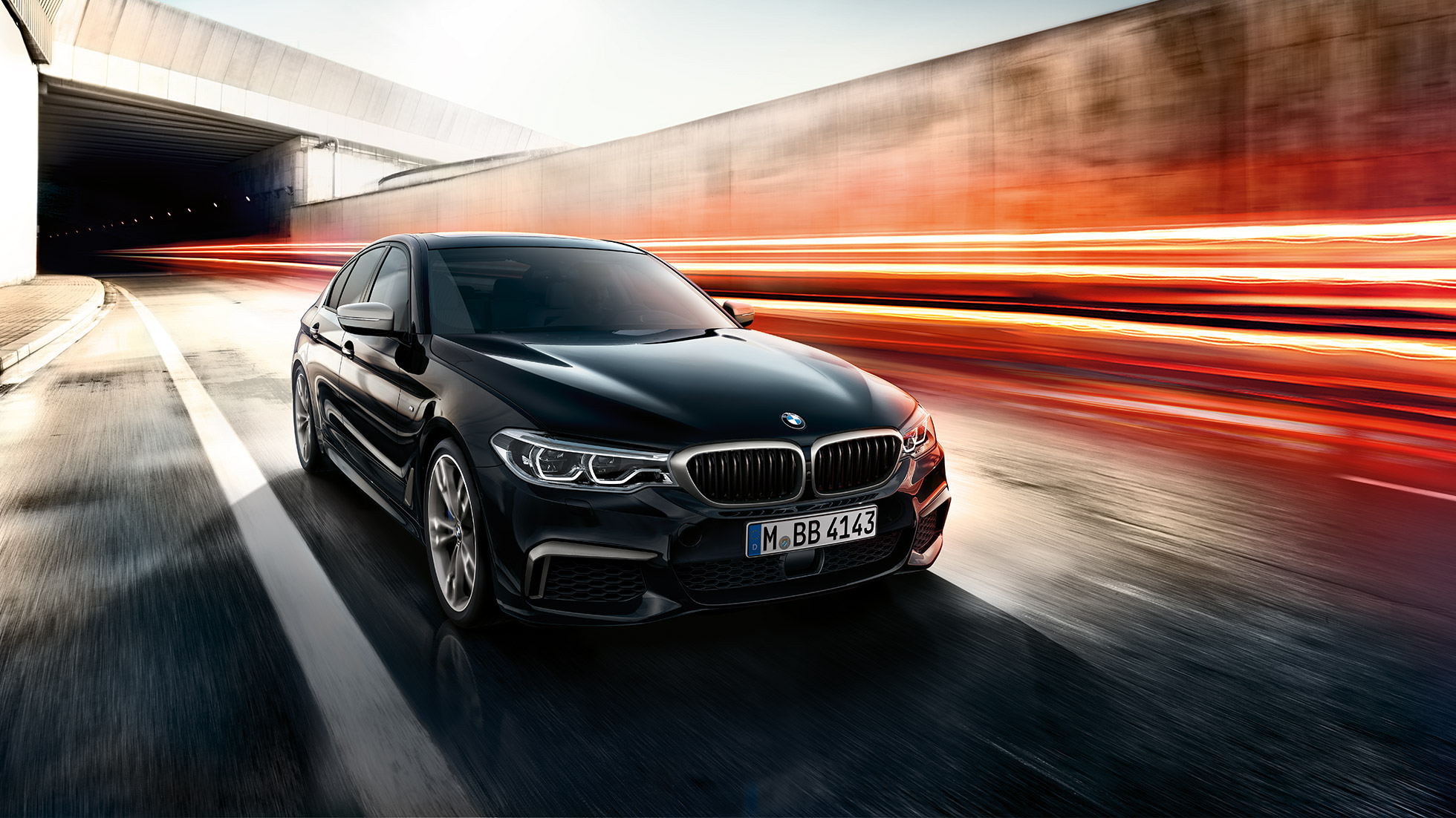BMW M550i e BMW M550d. BMW M550i e BMW M550d vista anteriore a tre quarti in marcia.