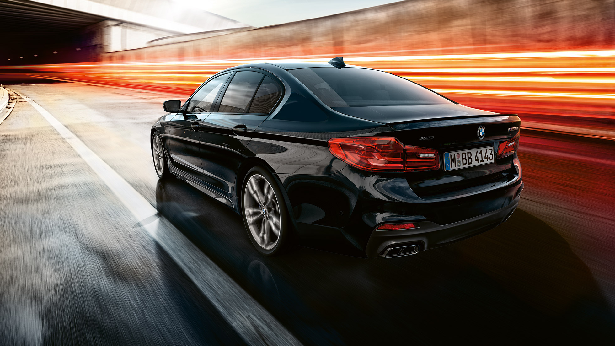 Dinamica di guida. BMW M550i e BMW M550d, vista anteriore a tre quarti in movimento.