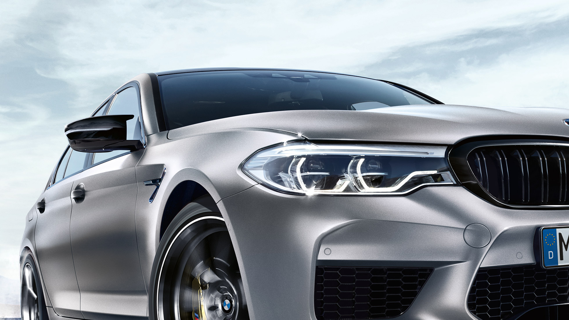 Proiettori anteriori a LED. BMW M5 Competition, vista anteriore a tre quarti con gruppi ottici anteriori a LED.