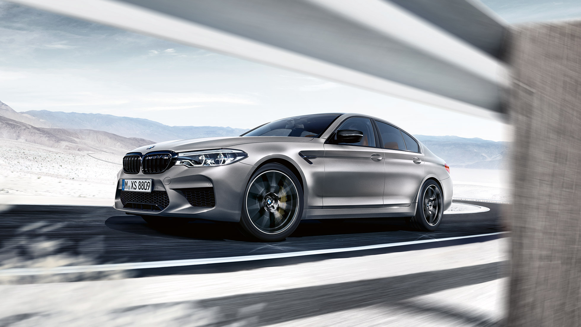 Ruote in lega leggera. Design della BMW M5 Competition, vista laterale.