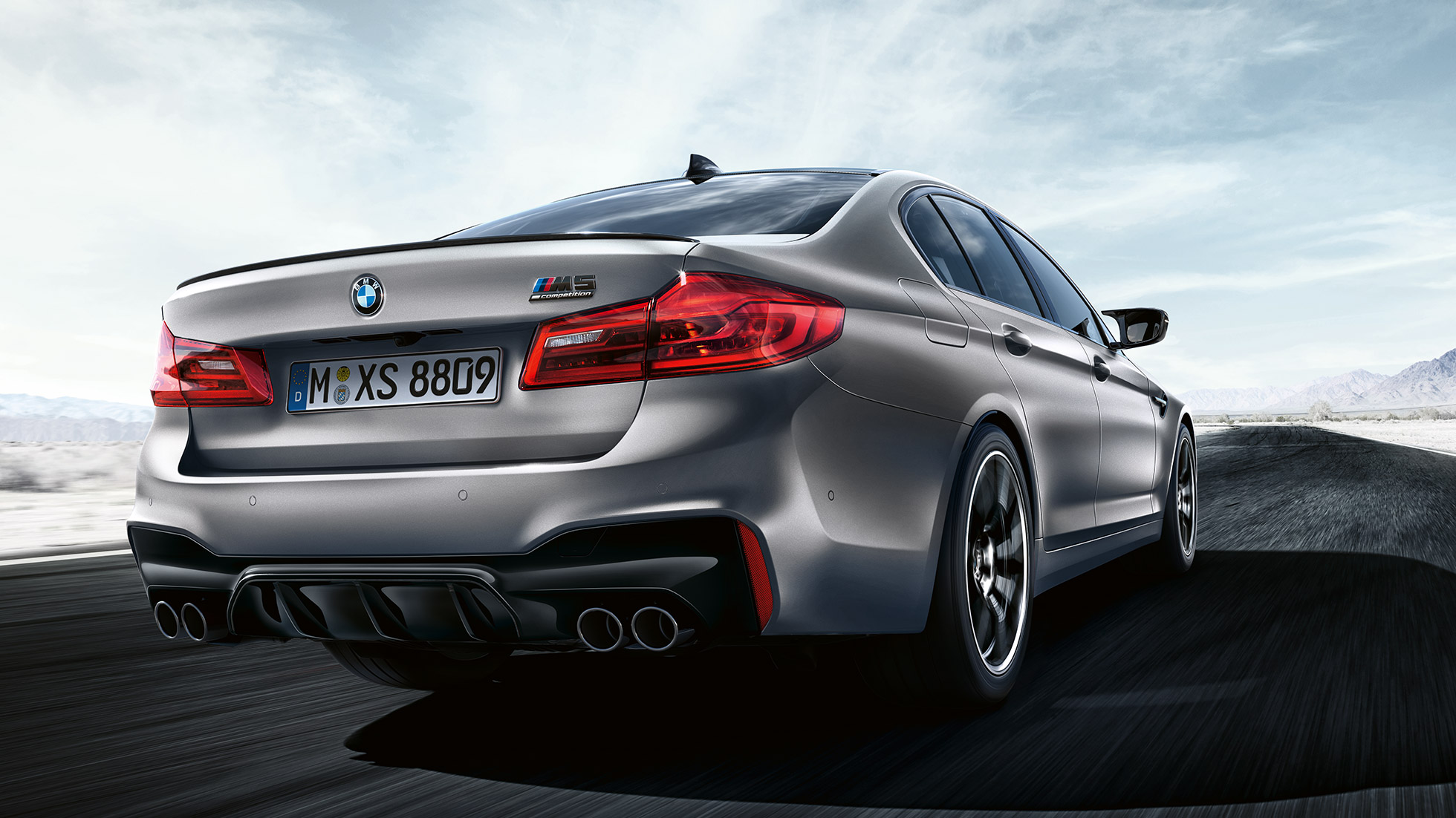 Gruppi ottici posteriori a LED. Design della BMW M5 Competition, vista posteriore a tre quarti.