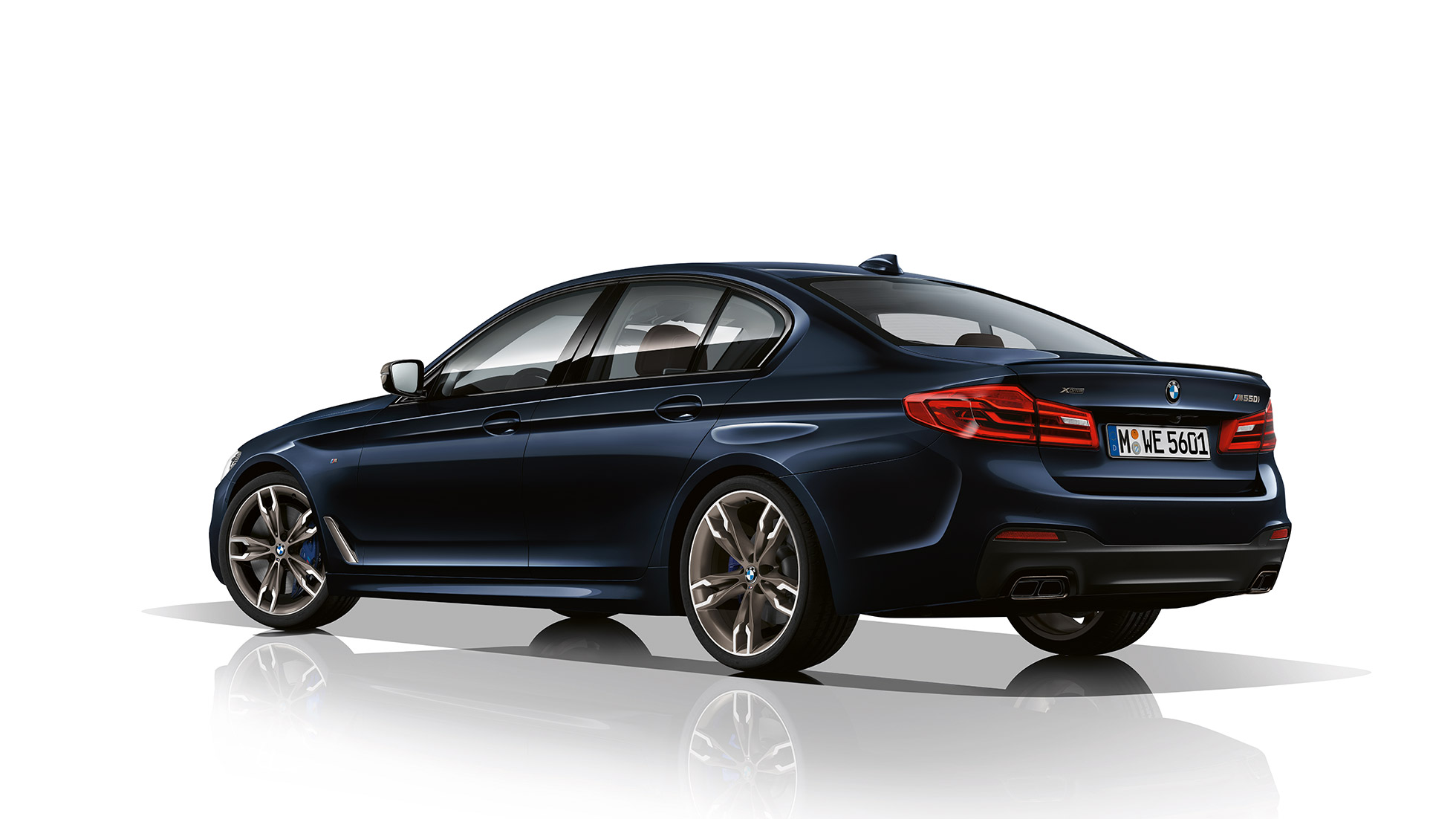 Freni sportivi M. Design della BMW M550i e della BMW M550d, vista anteriore a tre quarti.
