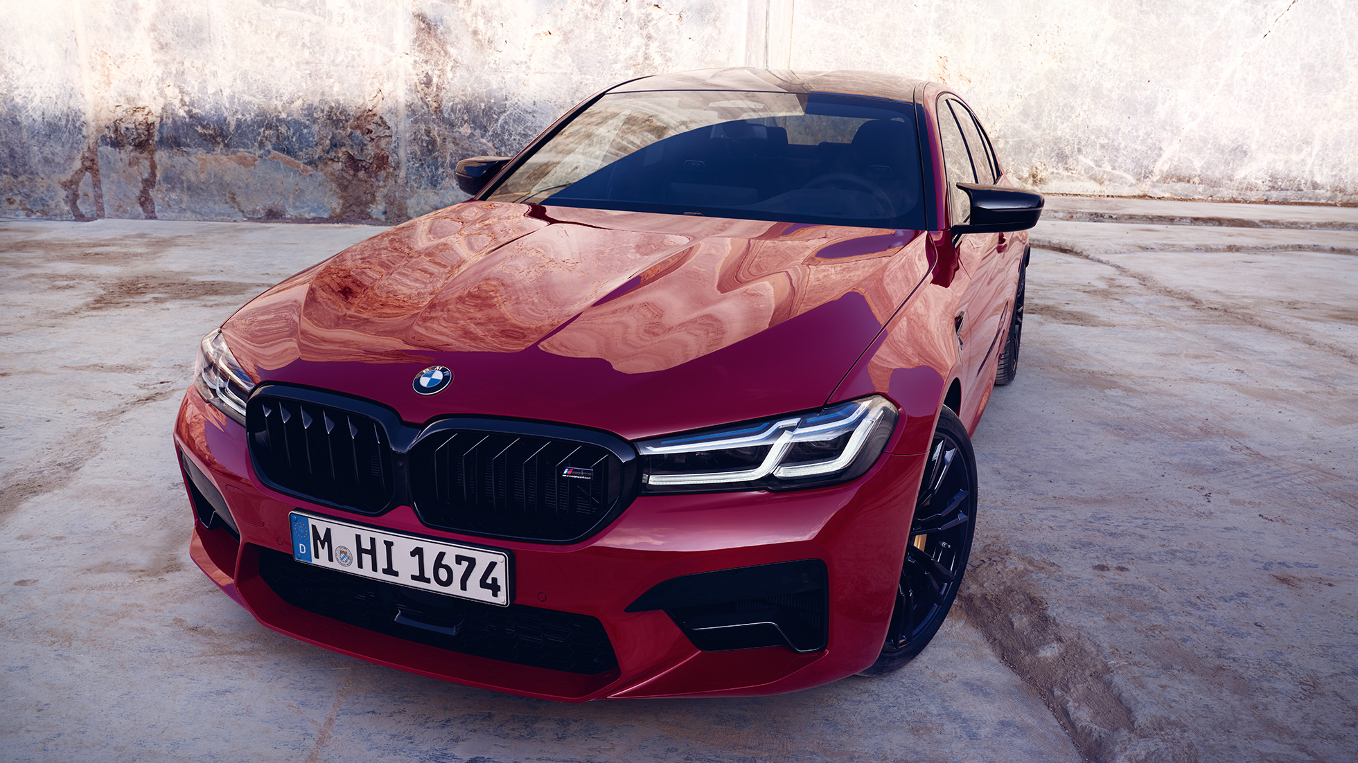 Design tipicamente M della BMW M5 Competition F90 LCI Facelift 2020 vista anteriore a tre quarti Design tipicamente M della BMW M5 Competition F90 LCI Facelift 2020 BMW Individual Imola Red vista anteriore a tre quarti