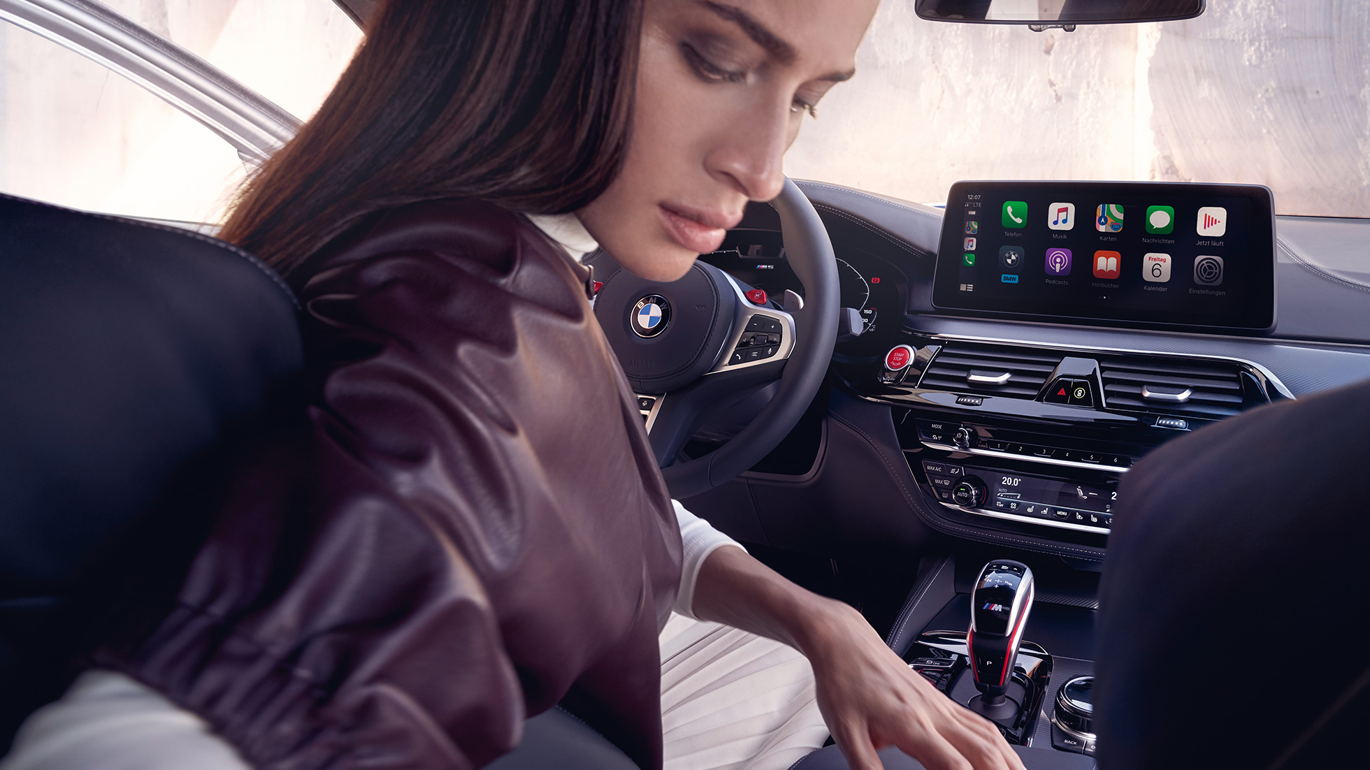 BMW M5 Competition F90 LCI Facelift 2020 cockpit BMW M5 Competition F90 LCI Facelift 2020 Abitacolo donna al volante