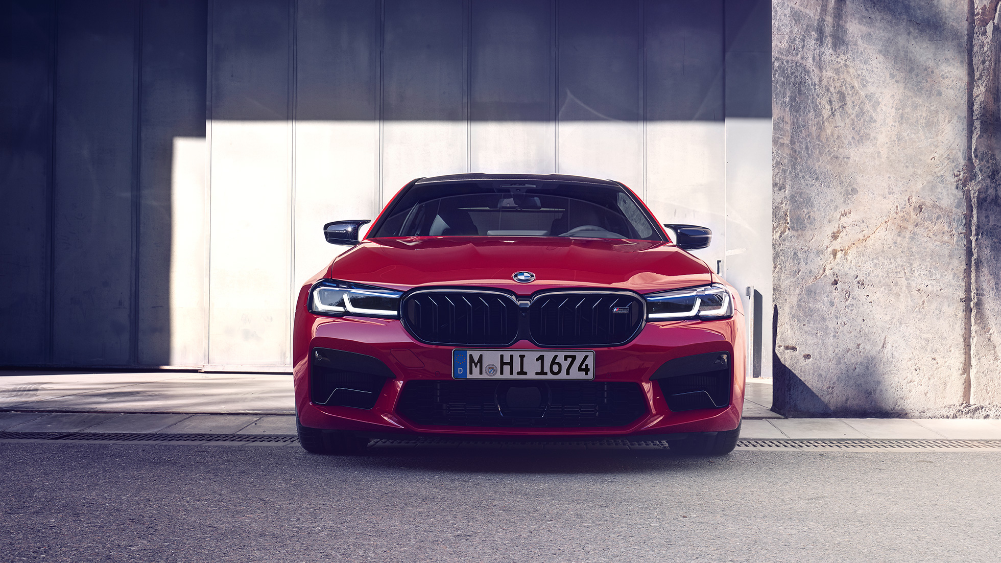 Frontale con nuova calandra a doppio rene della BMW M5 Competition F90 LCI Facelift 2020 Frontale con nuova calandra a doppio rene della BMW M5 Competition F90 LCI Facelift 2020 BMW Individual Imola Red vista anteriore