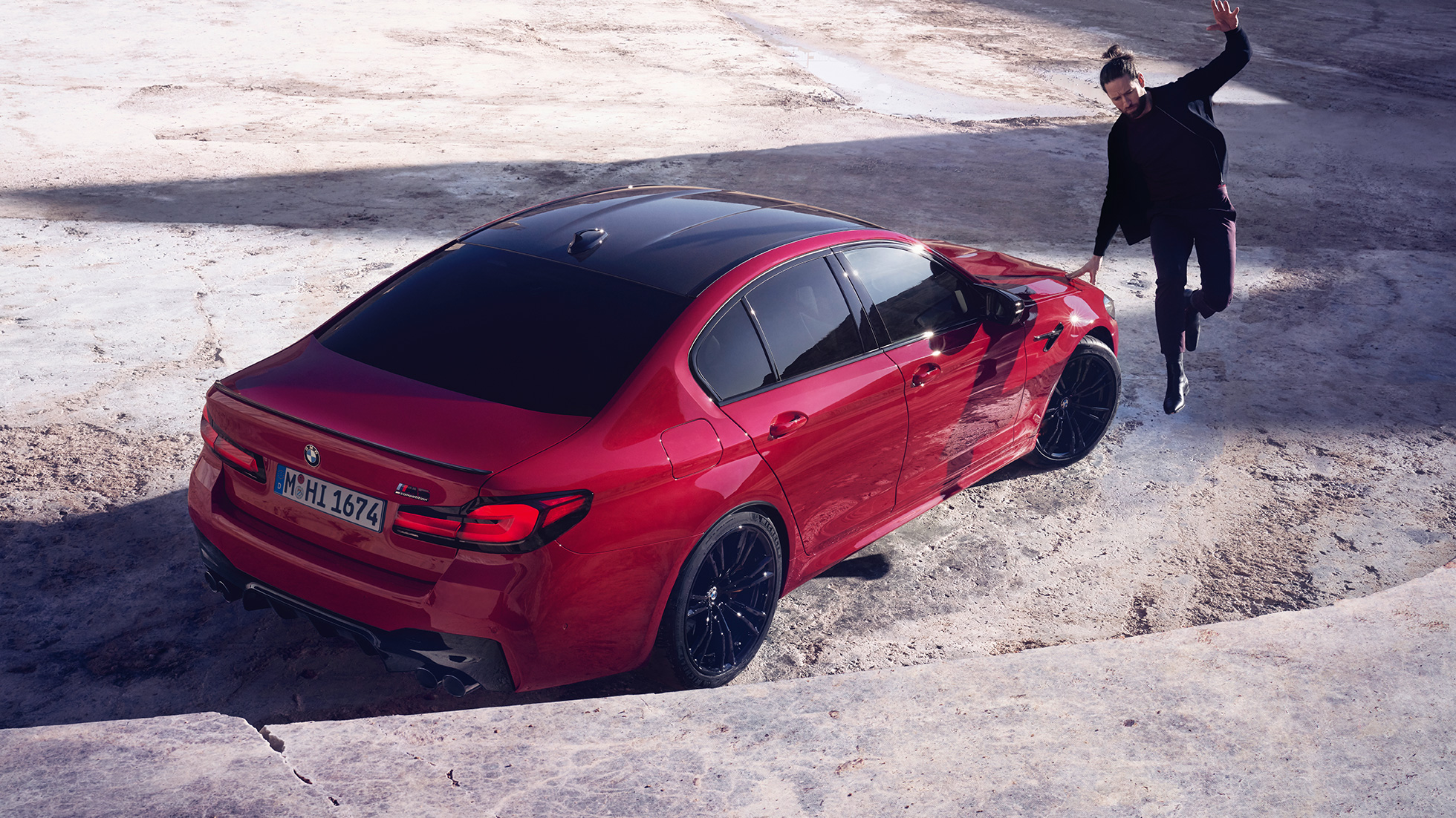 BMW M5 Competition F90 LCI Facelift 2020 vista posteriore a tre quarti con prospettiva a volo di uccello BMW M5 Competition F90 LCI Facelift 2020 BMW Individual Imola Red vista posteriore a tre quarti con prospettiva a volo di uccello
