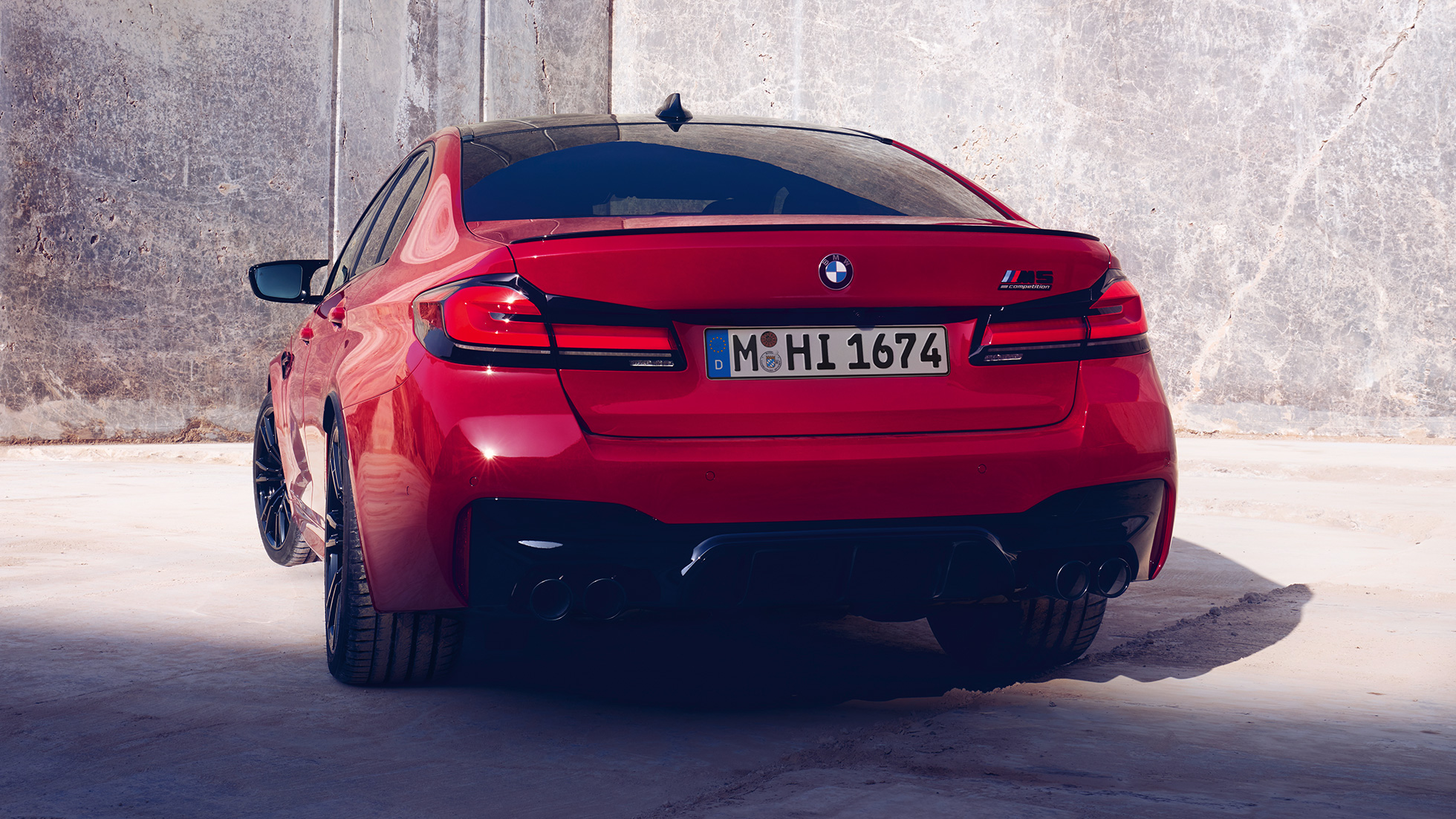 Gruppi ottici posteriori della BMW M5 Competition F90 LCI Facelift 2020 Gruppi ottici posteriori della BMW M5 Competition F90 LCI Facelift 2020 BMW Individual Imola Red vista posteriore