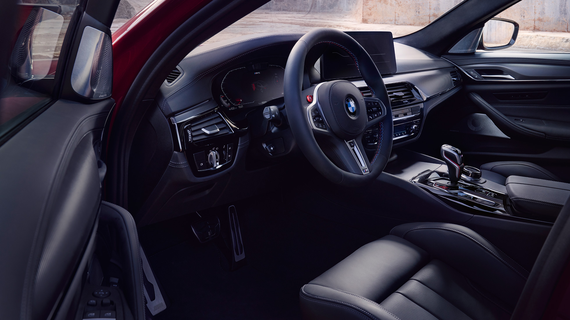 BMW M5 Competition F90 LCI Facelift 2020 cockpit BMW M5 Competition F90 LCI Facelift 2020 cockpit con portiera aperta