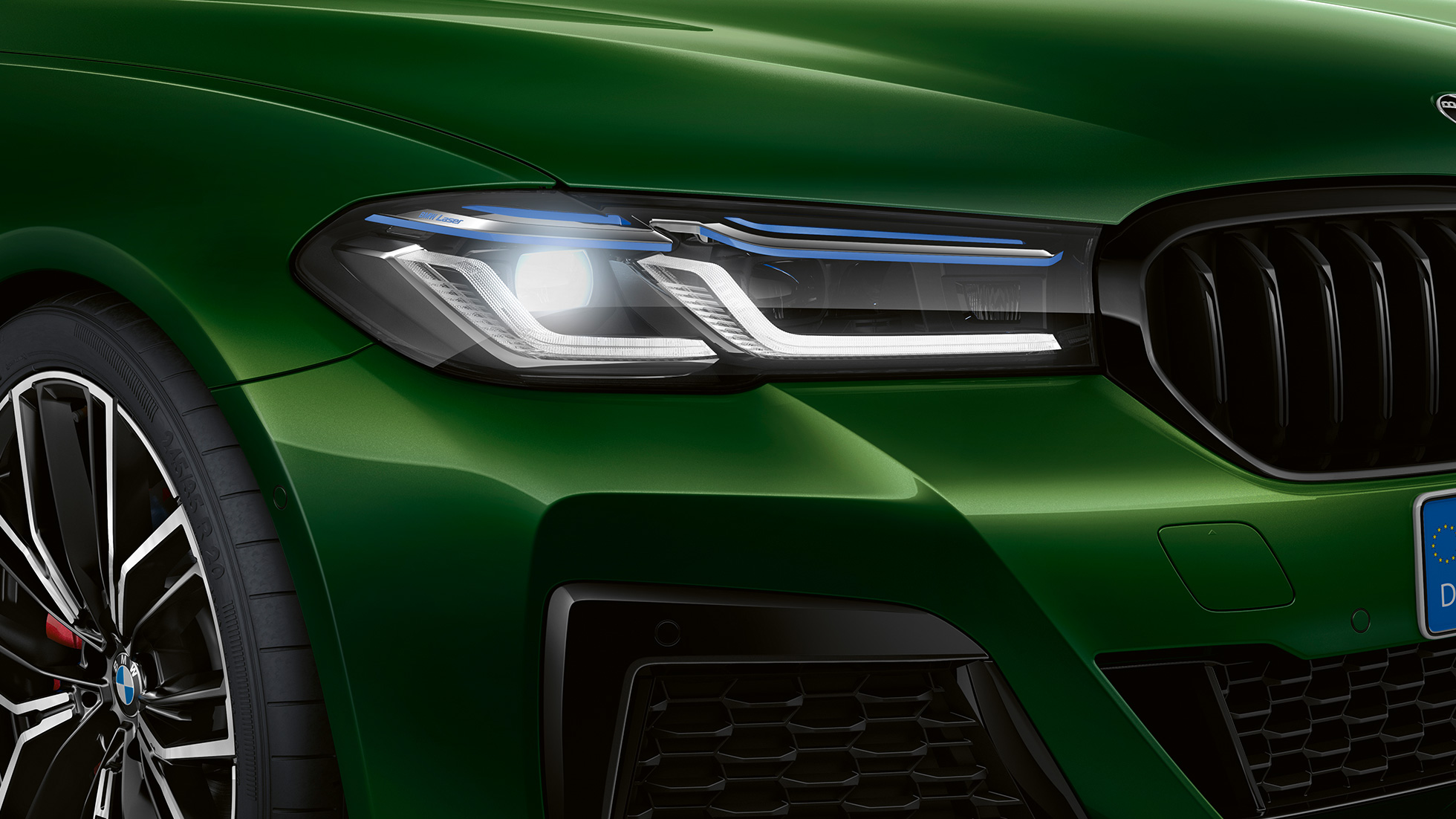 Fari BMW Individual Shadow Line della BMW M550i xDrive Berlina G30 LCI Facelift 2020 Fari BMW Individual Shadow Line della BMW M550i xDrive Berlina G30 LCI Facelift 2020 Hermes Green BMW Individual metallizzato primo piano anteriore
