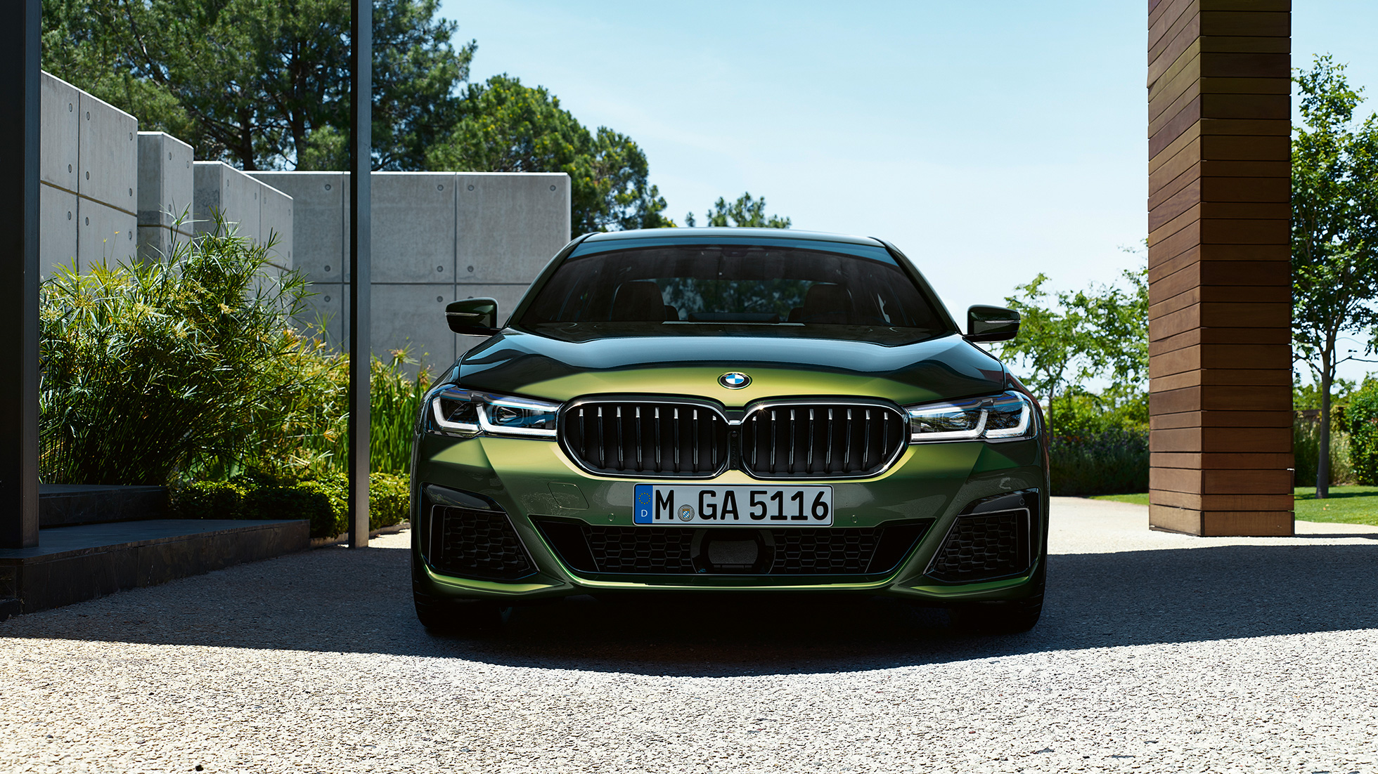 Frontale con nuova calandra a doppio rene della BMW M550i xDrive Berlina G30 LCI Facelift 2020 Frontale con nuova calandra a doppio rene BMW M550i xDrive Berlina G30 LCI Facelift 2020 Hermes Green BMW Individual metallizzato