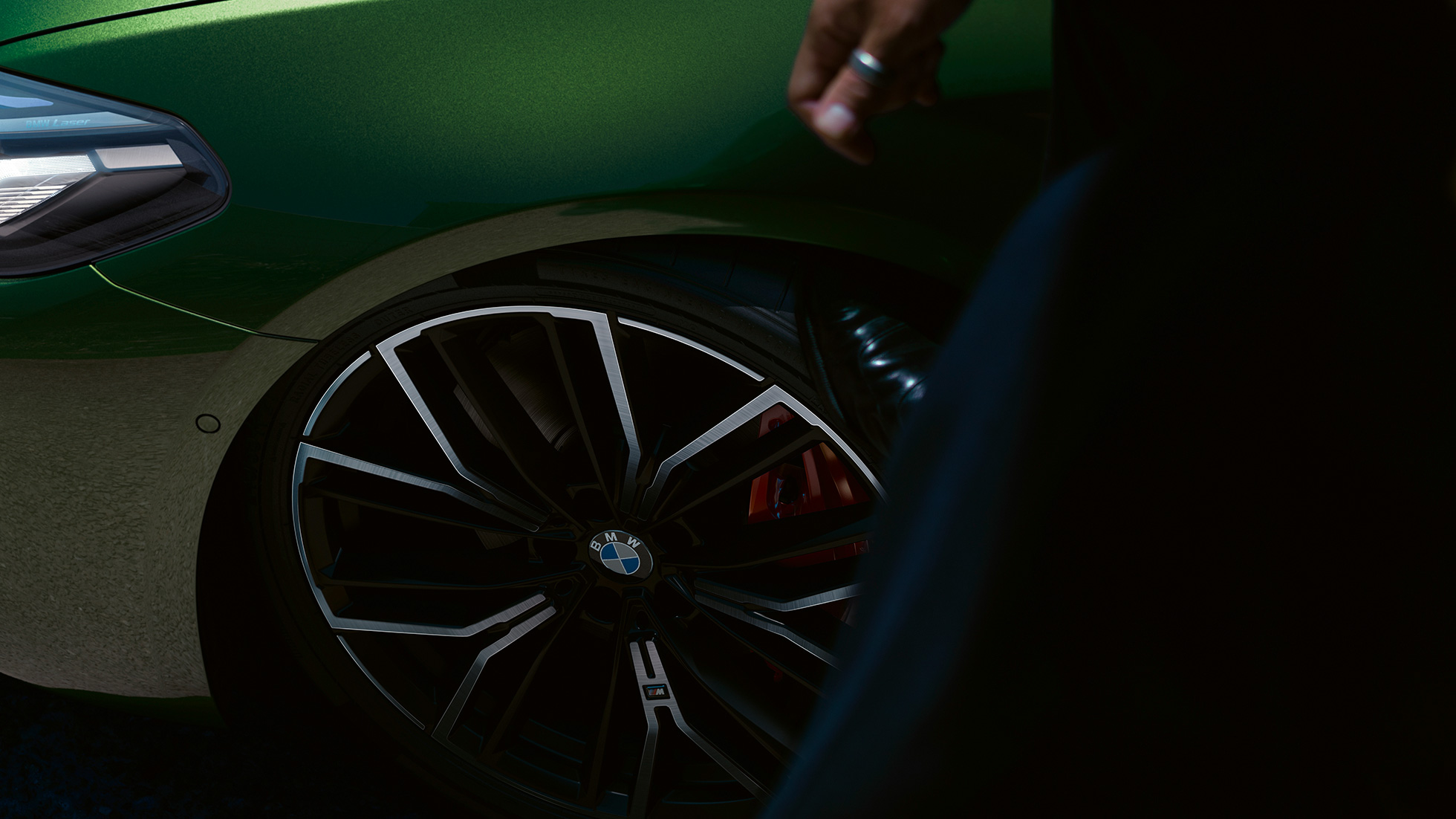 Cerchio in lega leggera da 20" M con freni sportivi M in rosso della BMW M550i xDrive Berlina G30 LCI Facelift 2020 Cerchio in lega leggera da 20" M con freni sportivi M in rosso della BMW M550i xDrive Berlina G30 LCI Facelift 2020