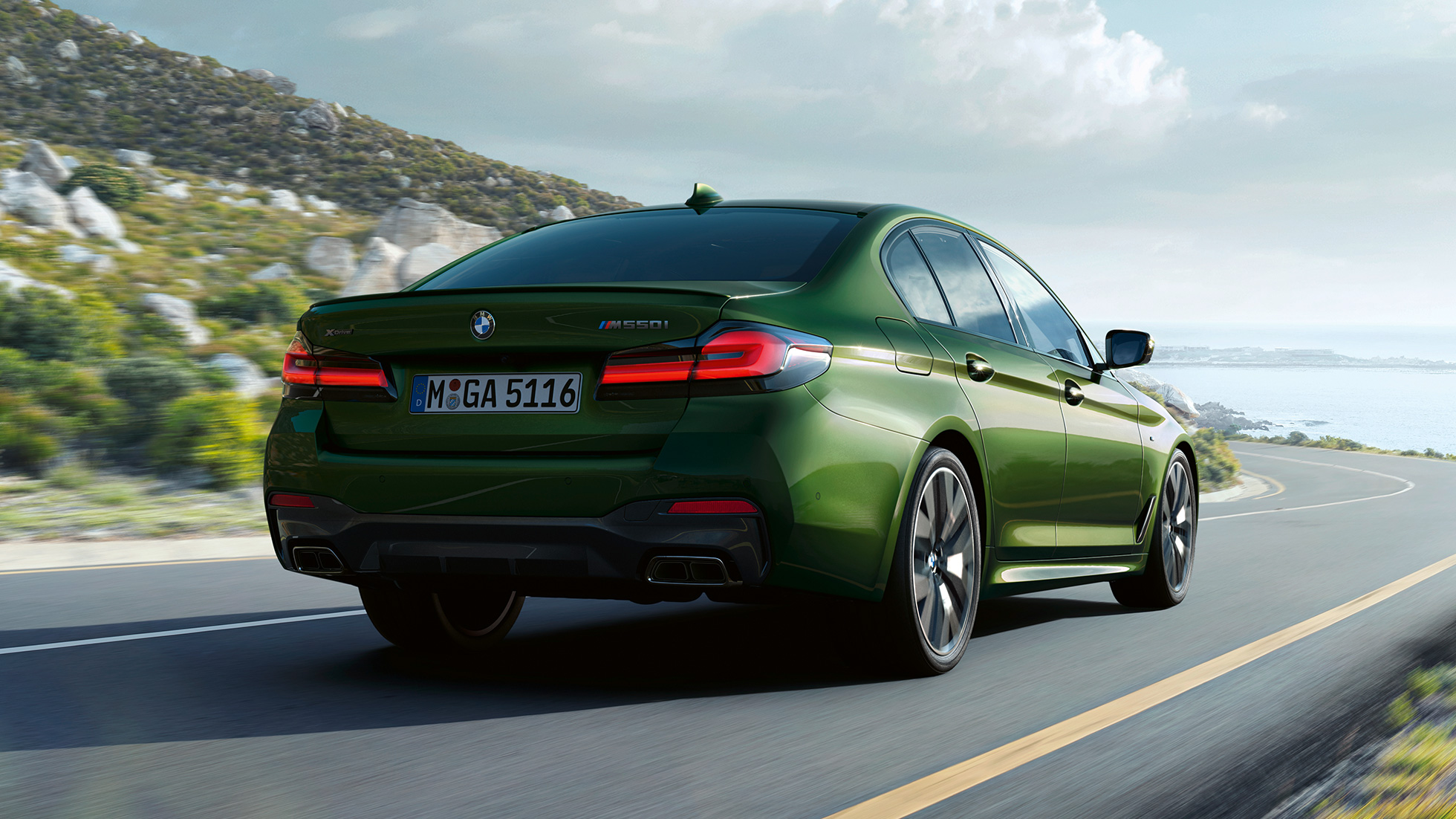 BMW M550i xDrive Berlina G30 LCI Facelift 2020 vista posteriore BMW M550i xDrive Berlina G30 LCI Facelift 2020
Hermes Green BMW Individual metallizzato vista posteriore in movimento su strada rurale