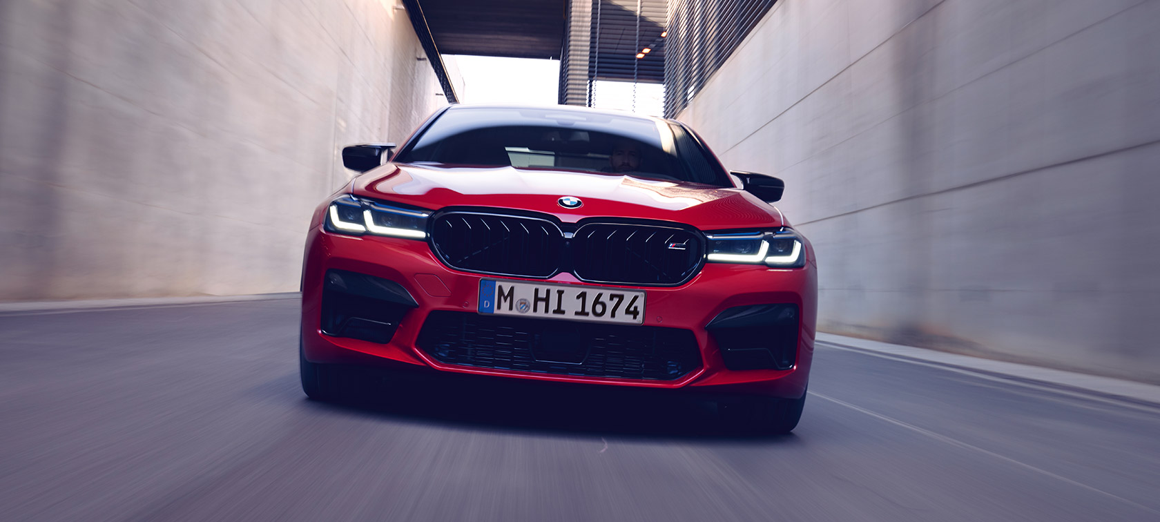 BMW M5 Competition F90 LCI Facelift 2020 vista anteriore BMW M5 Competition F90 LCI Facelift 2020 BMW Individual Imola Red vista anteriore in movimento